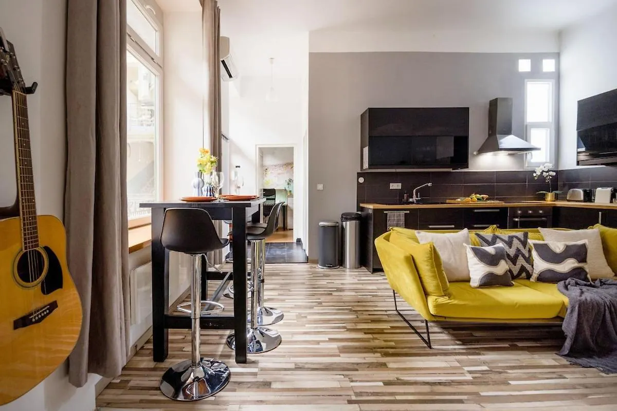 Central Charm In Budapest Bustling 7Th District