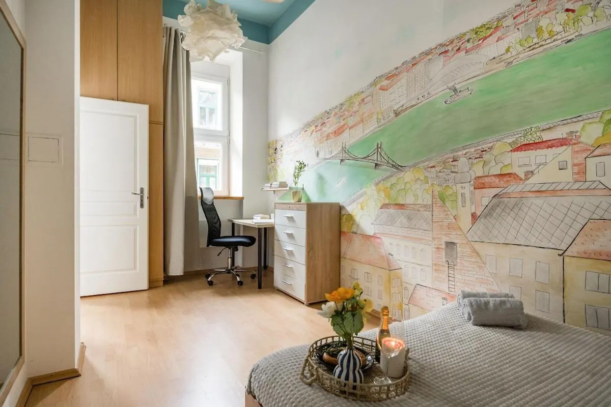 Central Charm In Budapest Bustling 7Th District Apartmán