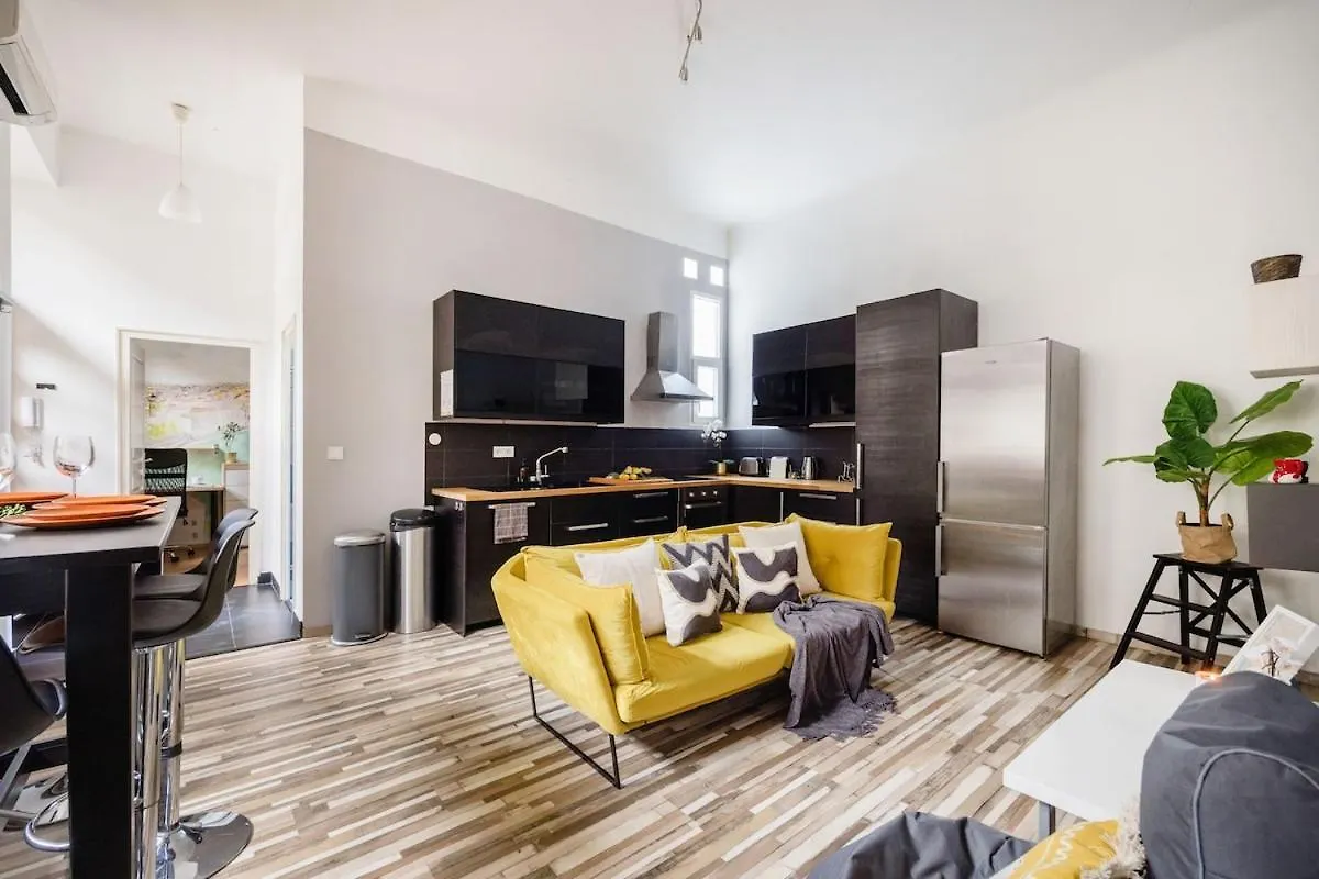 kontakty Central Charm In Budapest Bustling 7Th District
