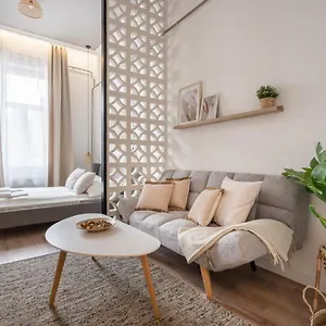 A62 - Akacfa Street - Location By Bqa Apartmán