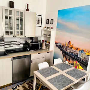  Apartman Margaret & Violet - Stylish Downtown In